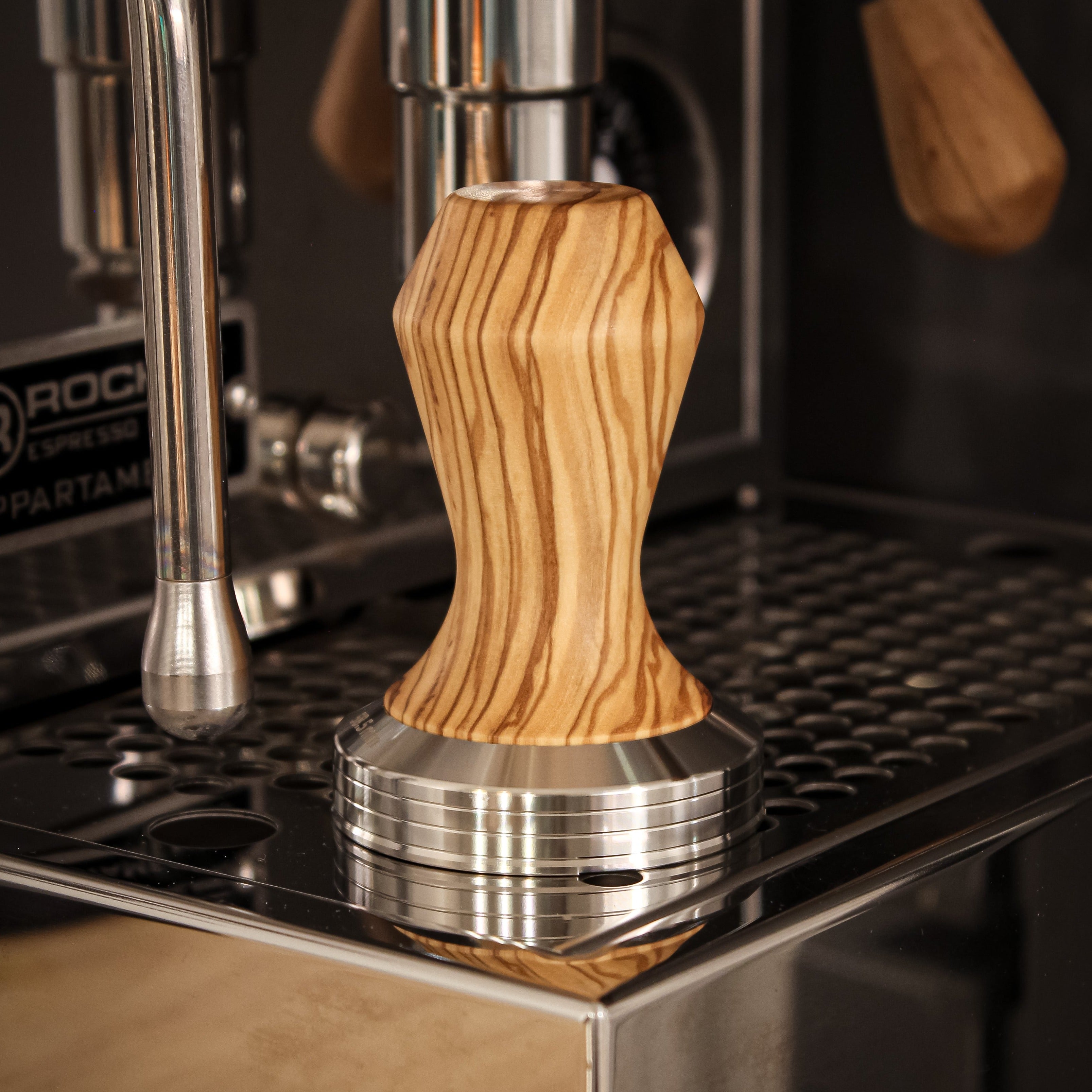 Tamper aus Olivenholz und Edelstahl in 58,5mm