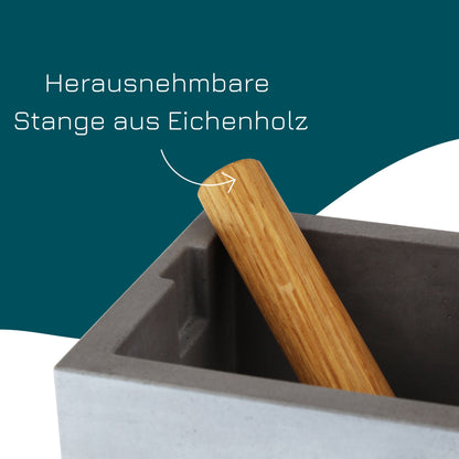 Ausklopfbehälter aus Beton mit geölter Eichenstange produziert in Deutschland
